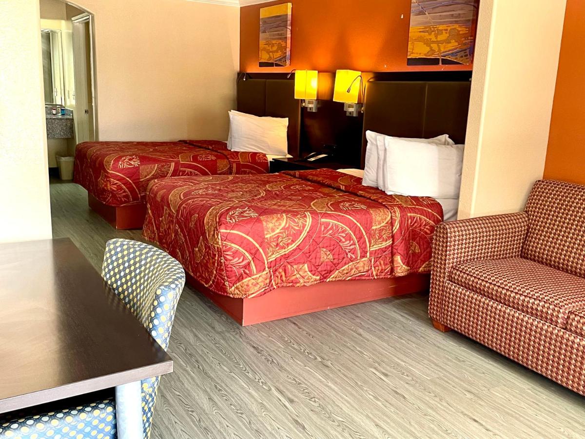 Deluxe Inn Liberty — photo 14