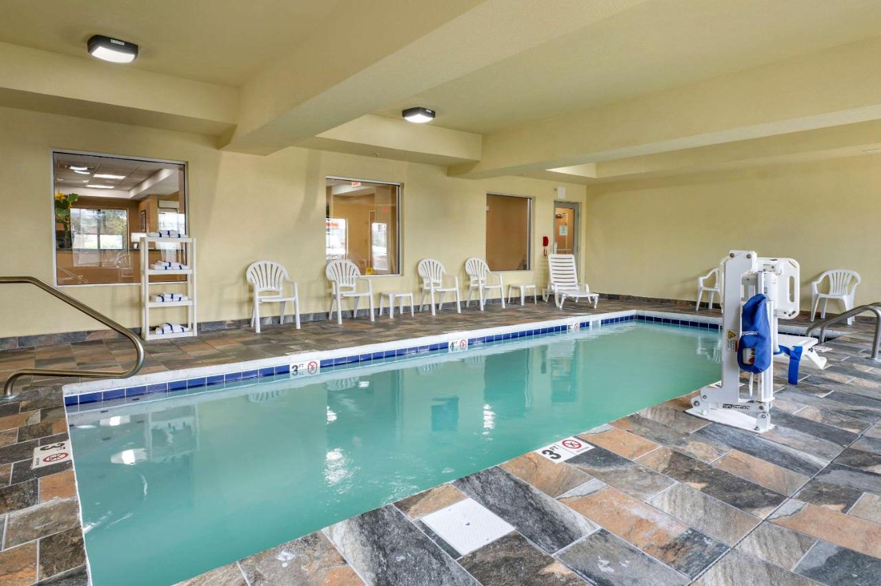 Heated swimming pool: Comfort Inn East
