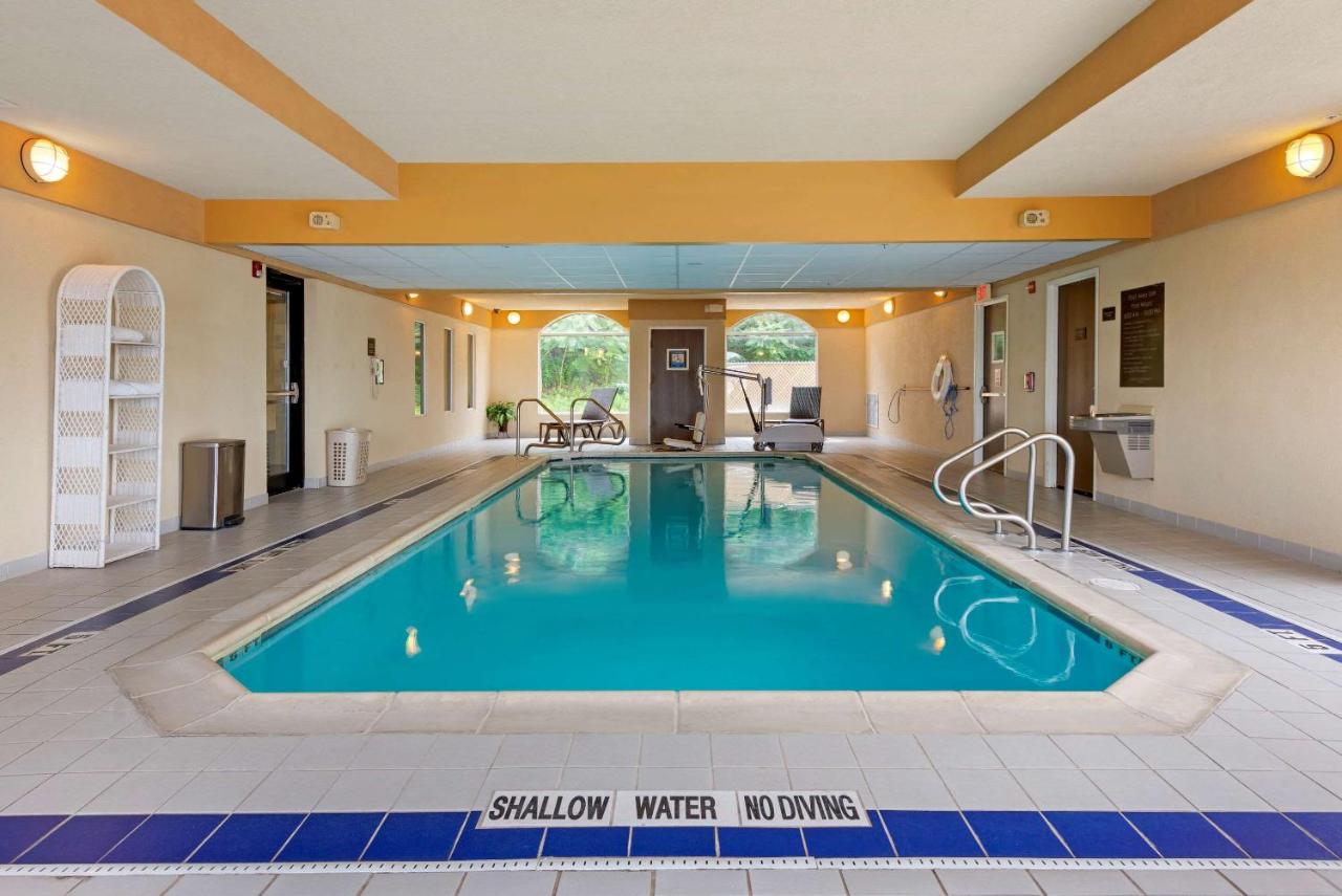 Heated swimming pool: Comfort Inn & Suites Wilkes Barre - Arena