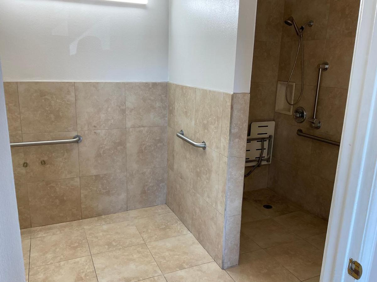 Sunset Inn Motel Escondido — photo 17