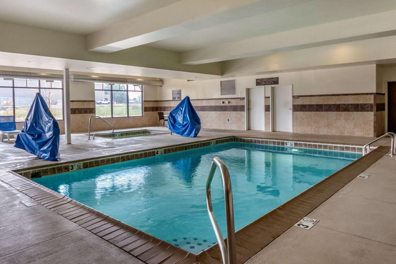 Heated swimming pool: Comfort Suites Airport-University
