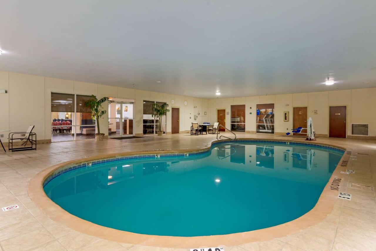 Heated swimming pool: Comfort Suites Milledgeville