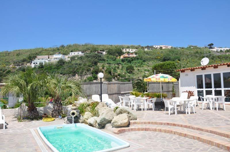 Heated swimming pool: Hotel Villa Bernardina