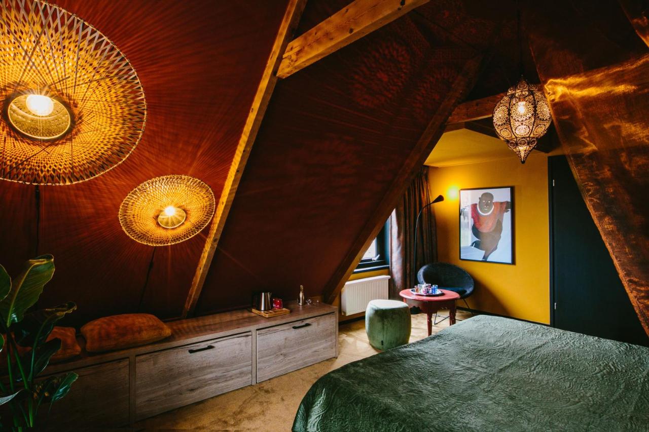 Een bed of bedden in een kamer bij Boutique Hotel de Drentse Liefde