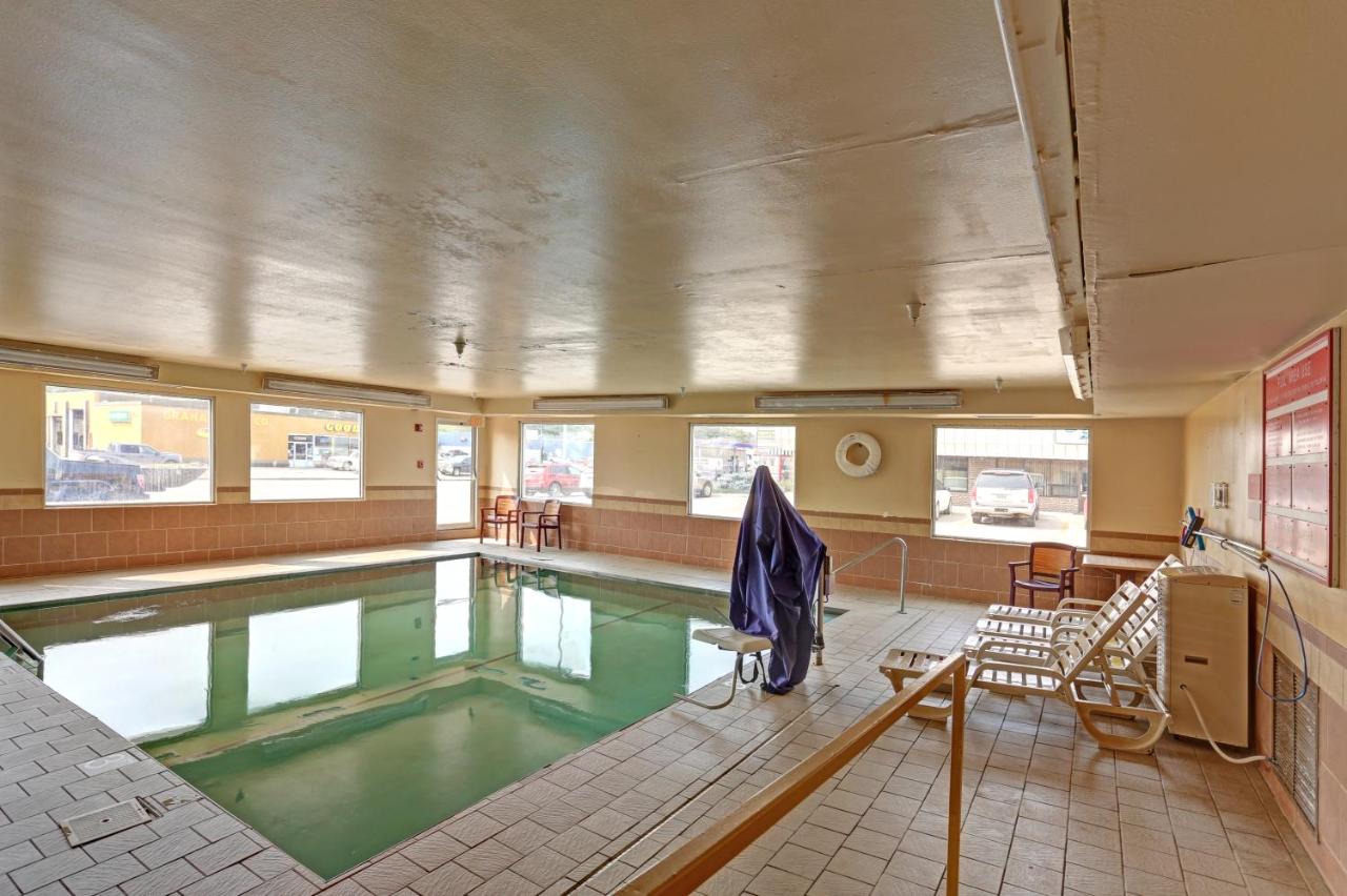 Heated swimming pool: Quality Inn Pierre-Fort Pierre