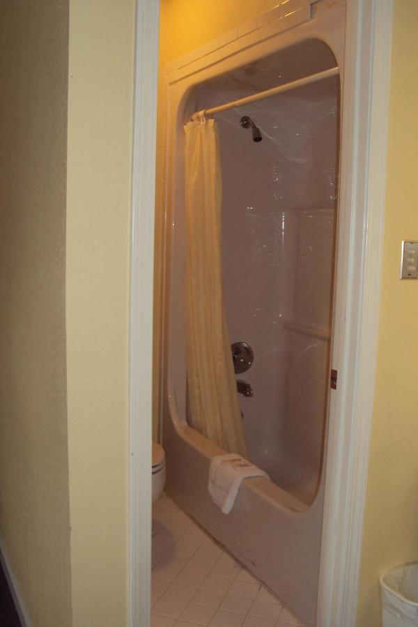 EXECUTIVE INN — photo 8