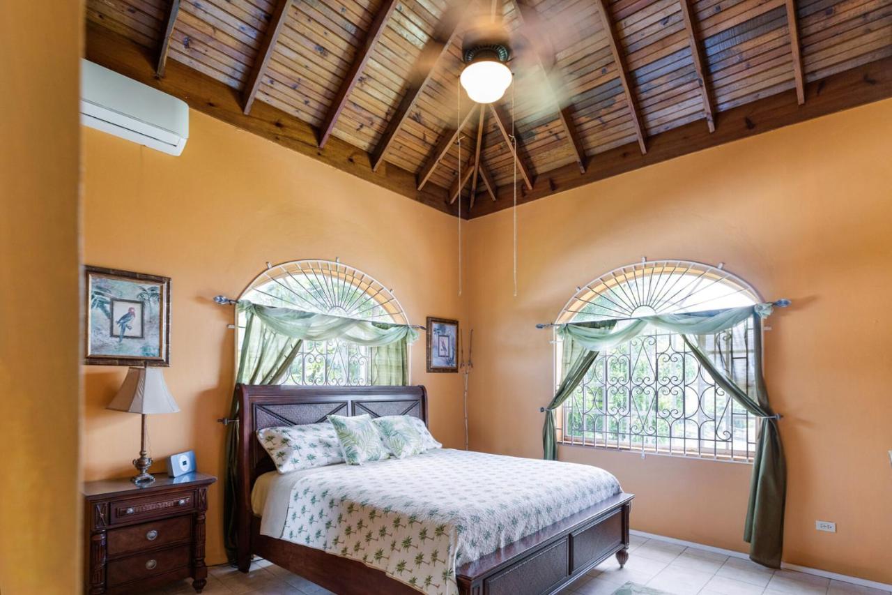 YanceyLargoEstate 2BR Villa with Mountain Views - 4