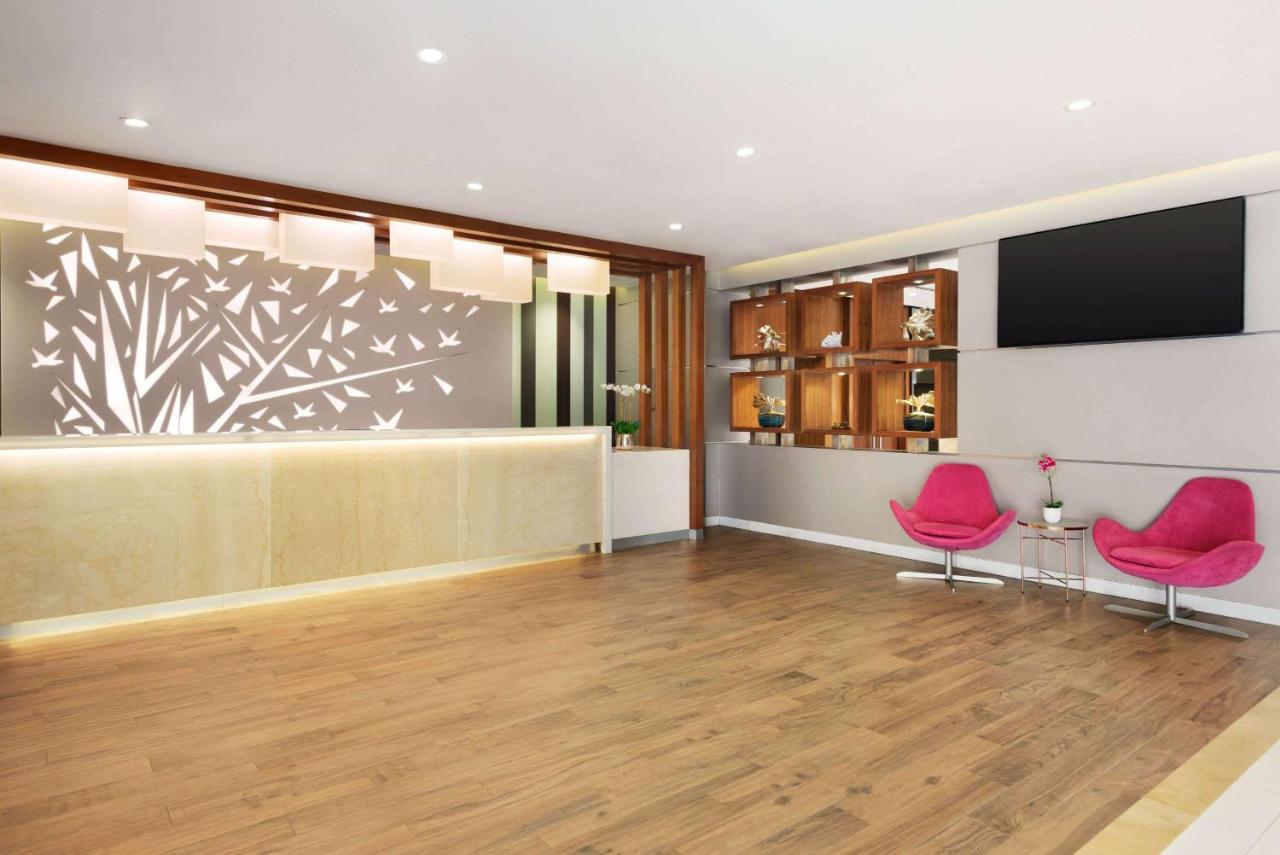 Howard Johnson Plaza by Wyndham Dubai Deira photo