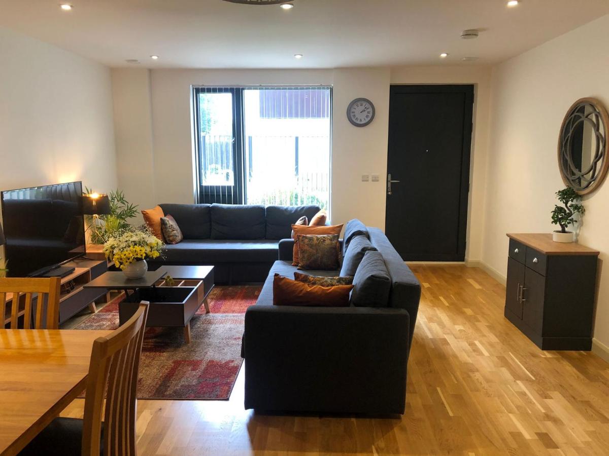 FW Haute Apartments at Queensbury, Ground Floor 2 Bedrooms and 2 Bathrooms with King or Twin beds with Front Porch and FREE WIFI and FREE PARKING photo