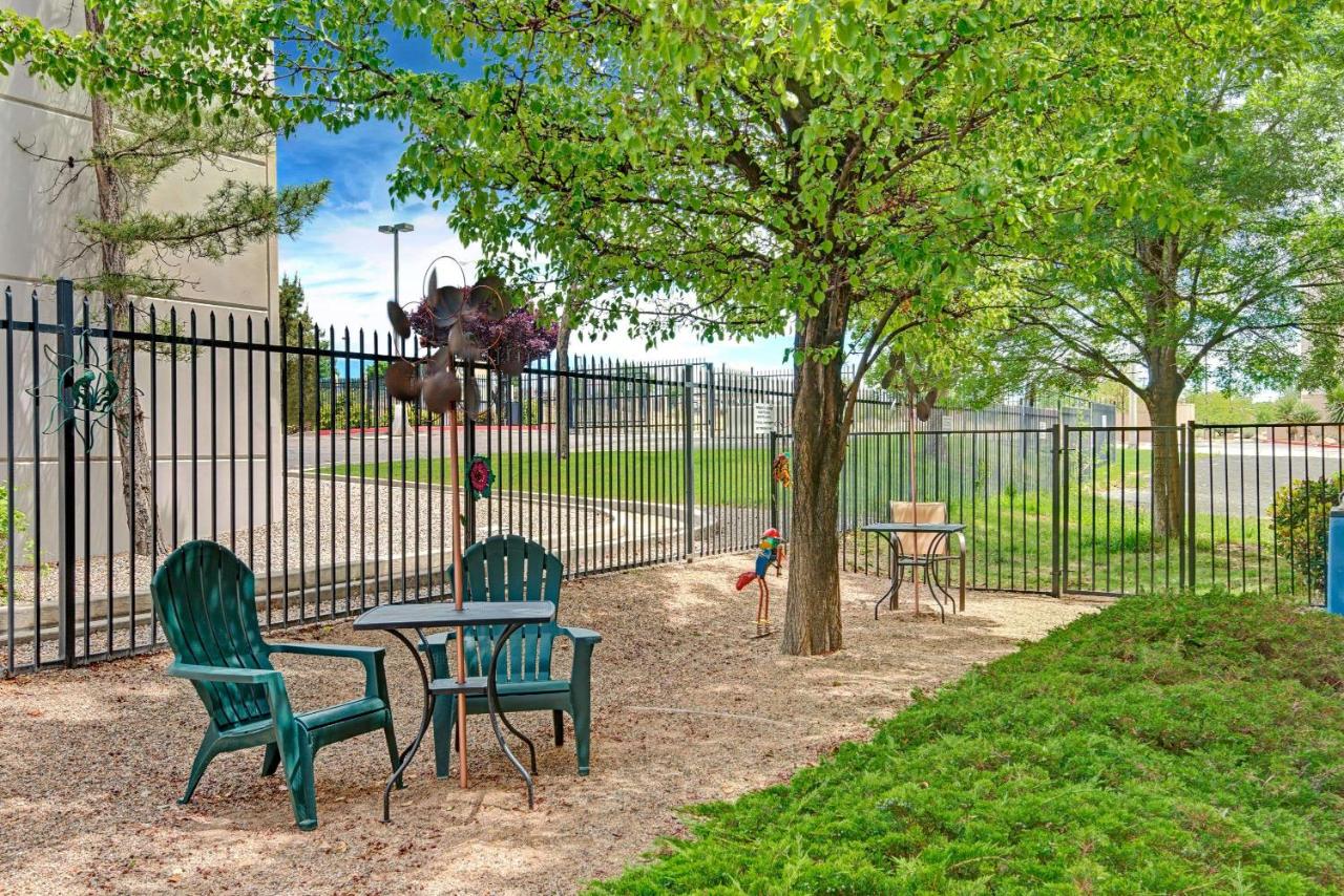 {{ hotelInfo.altText }}