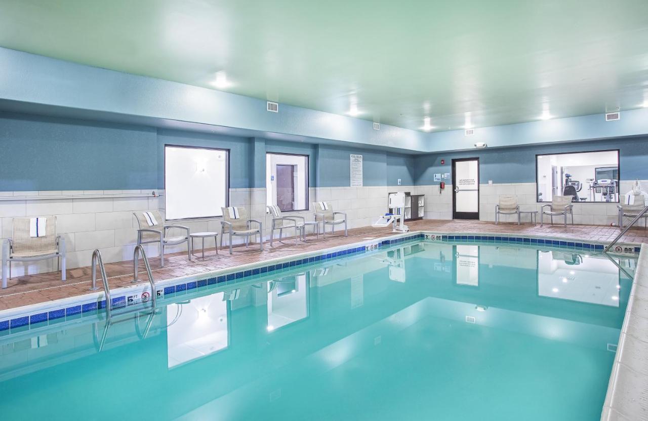 Heated swimming pool: Holiday Inn Express Hotel & Suites Glasgow, an IHG Hotel
