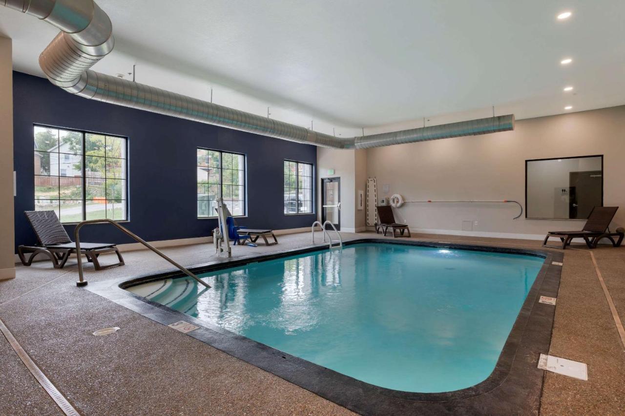 Heated swimming pool: Comfort Suites Cincinnati University - Downtown
