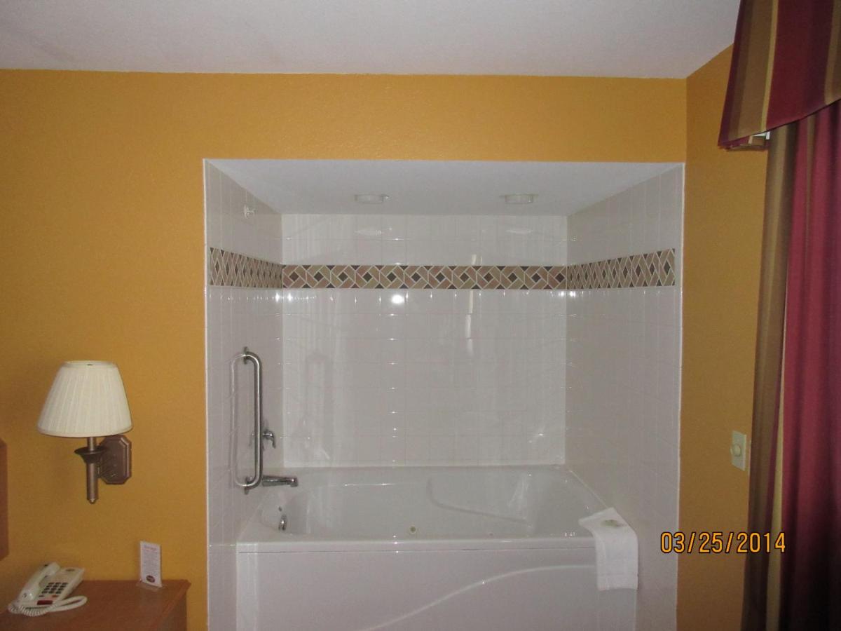 Parkfield Inn - Warsaw — photo 17