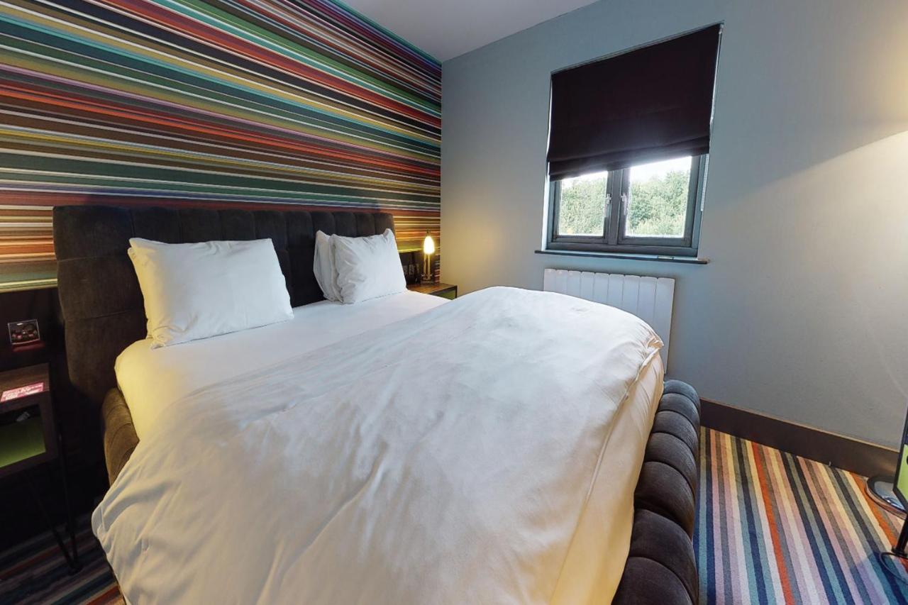 CLUB ROOM (FREE PARKING, GYM & POOL ACCESS)