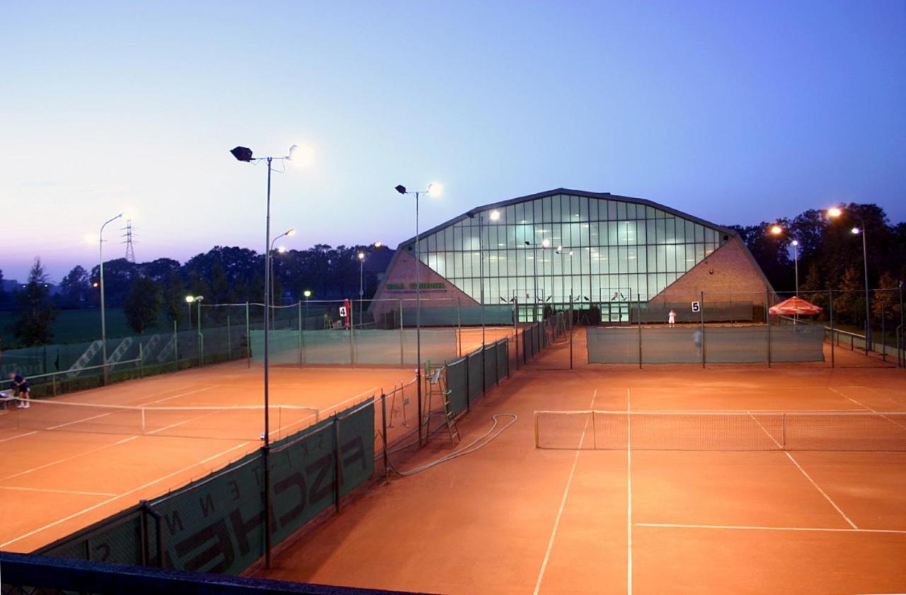 Tennis court: Hotel Gem