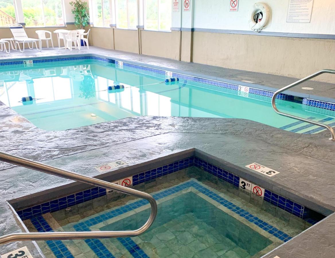 Heated swimming pool: Riverview Resort, a VRI resort