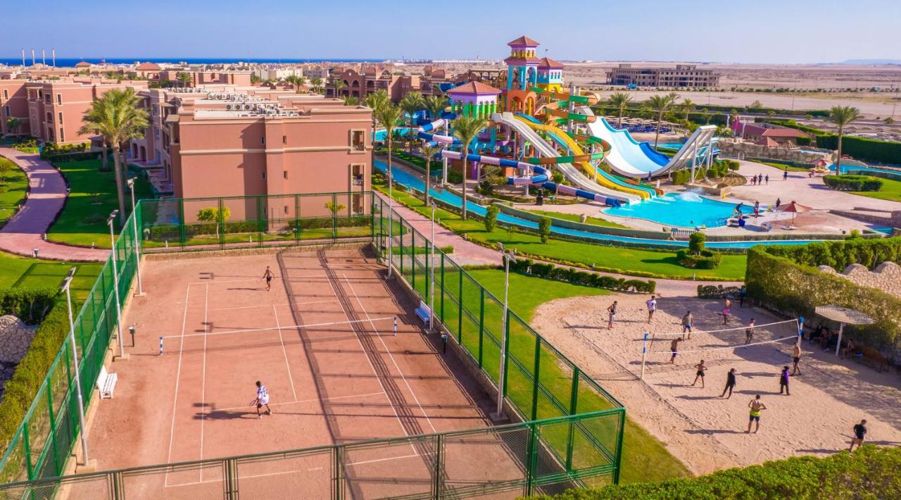 Tennis court: Charmillion Club Aquapark