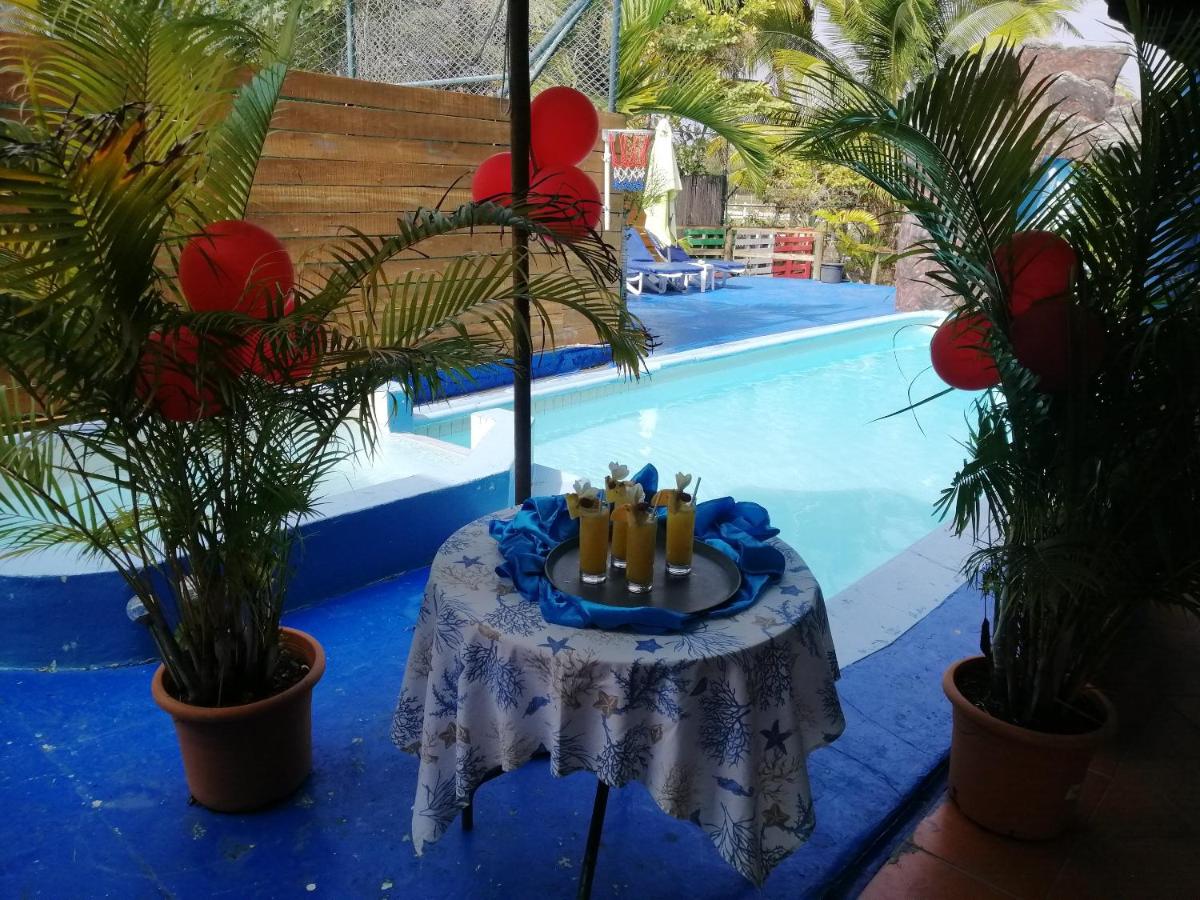 Spacious Villa with Pool and 10 Bedrooms in Quatre Cocos - 4