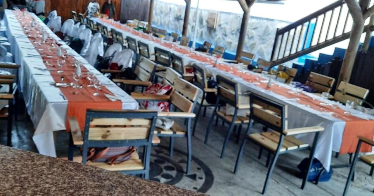 Spacious Villa with Pool and 10 Bedrooms in Quatre Cocos - 5