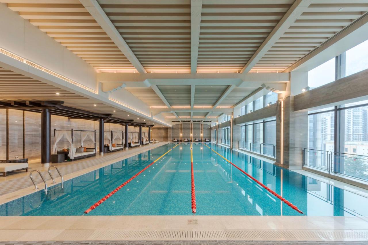Heated swimming pool: HUALUXE Beijing Xinan