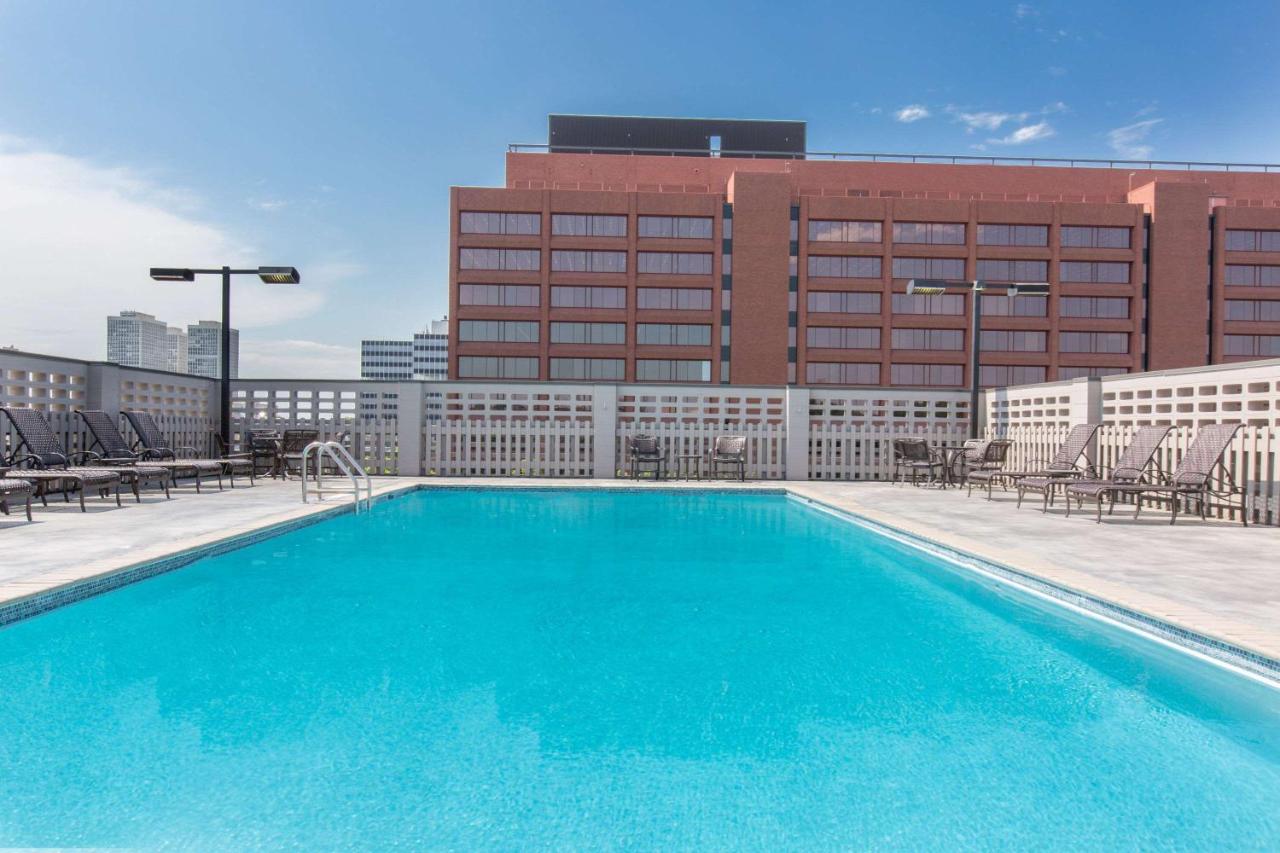 Rooftop swimming pool: Wyndham Philadelphia-Historic District