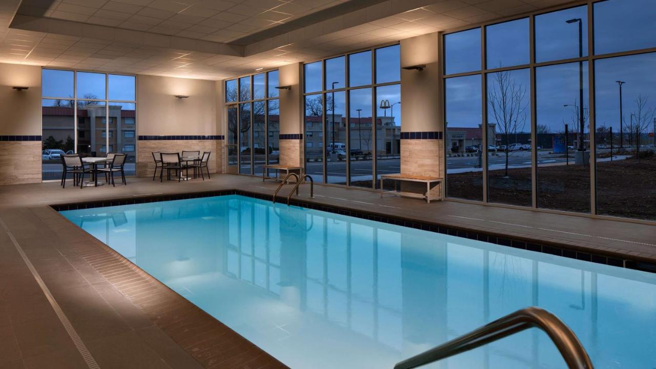 Heated swimming pool: GLō Best Western Lexington
