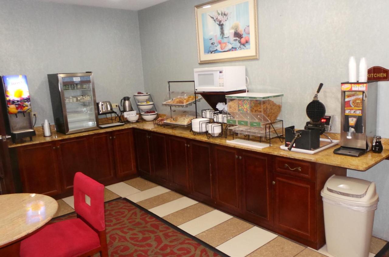 Budget Inn Of Melvindale — photo 9