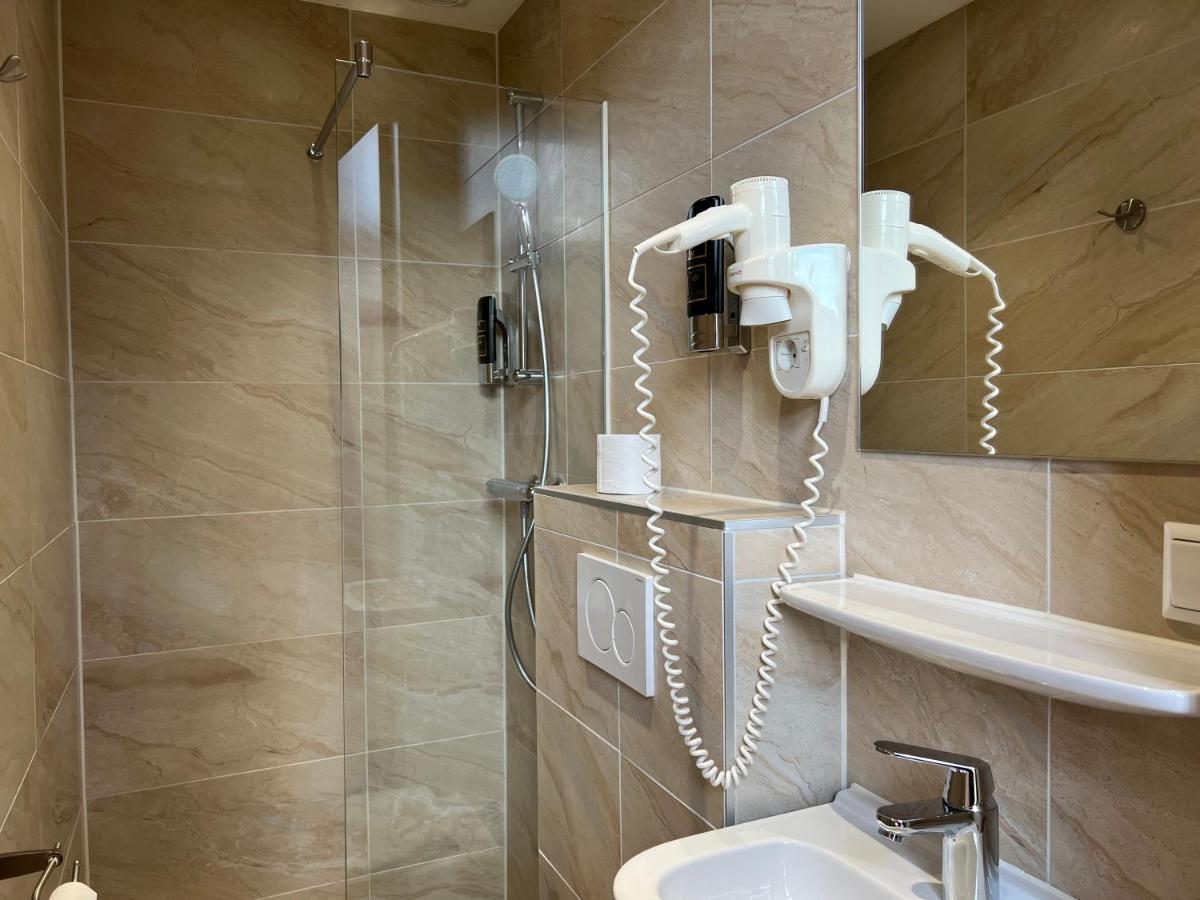 Blossoms City Hotel - 3