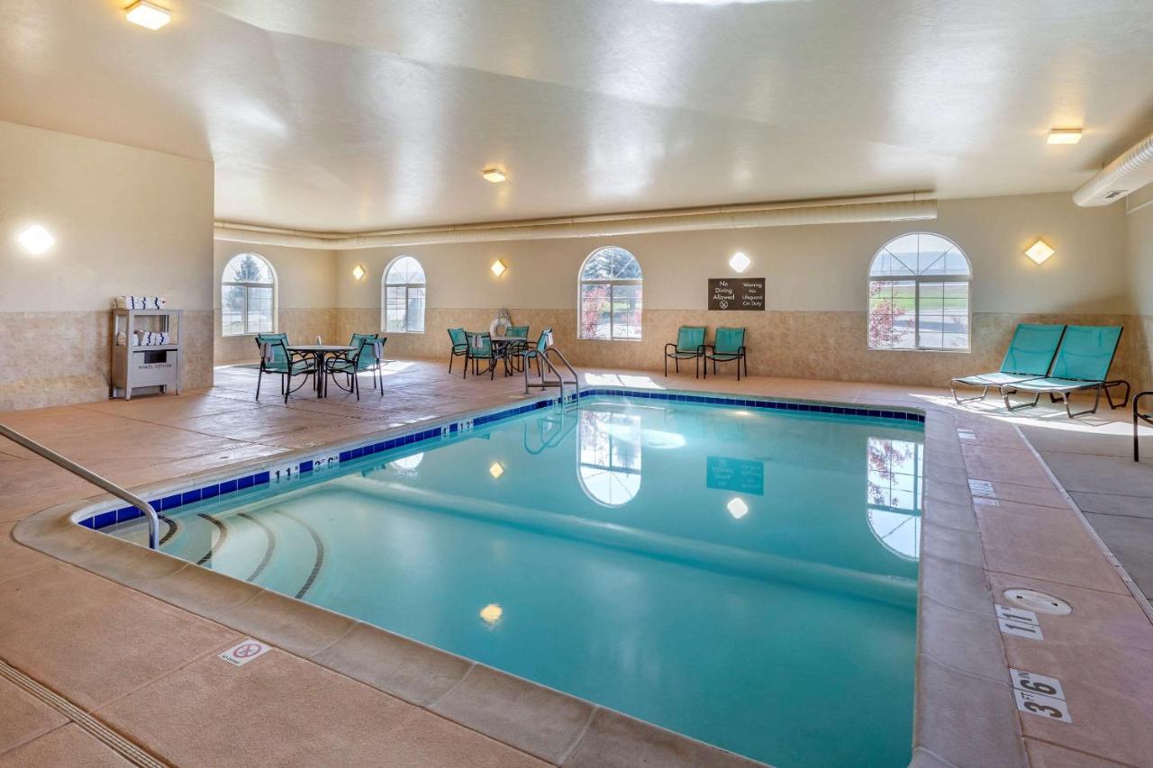 Heated swimming pool: Comfort Inn Evansville-Casper