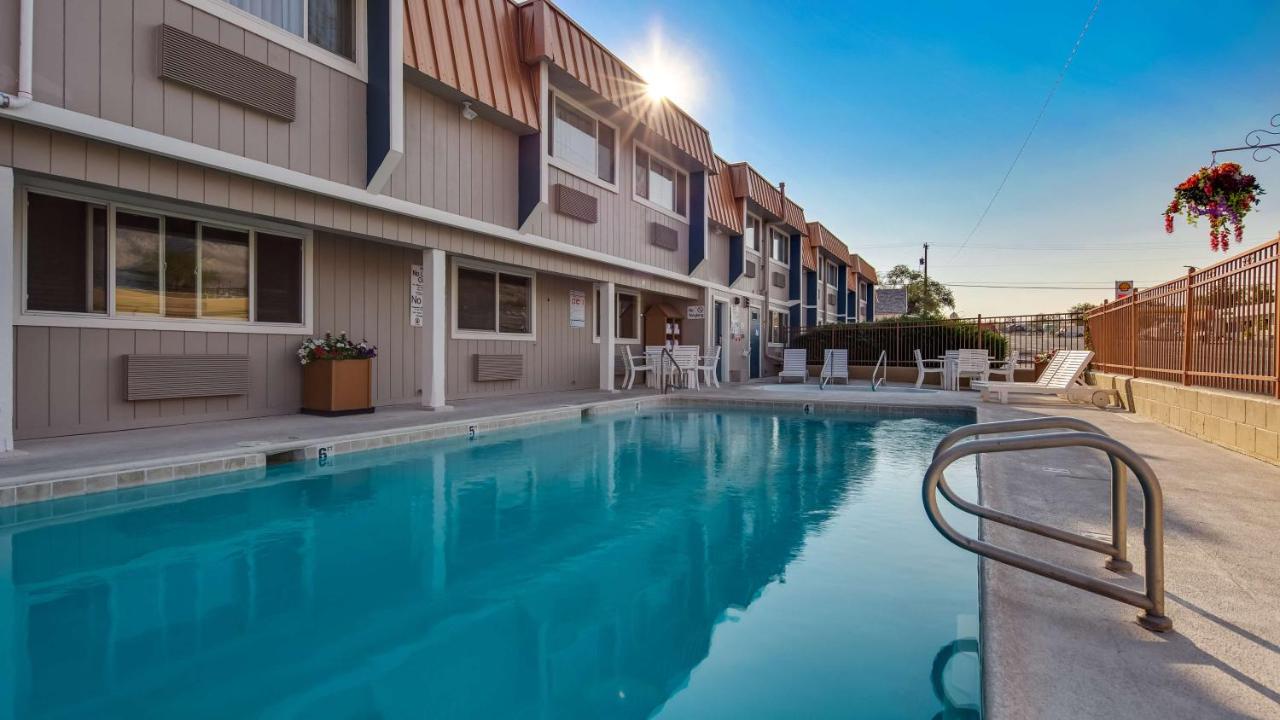Heated swimming pool: Best Western Hi-Desert Inn