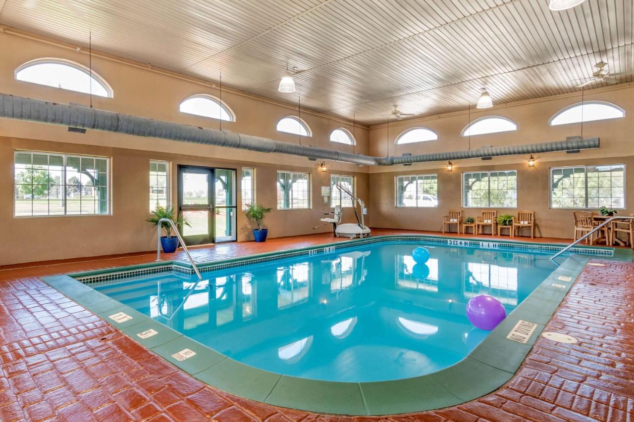 Heated swimming pool: Comfort Inn Sedalia Station