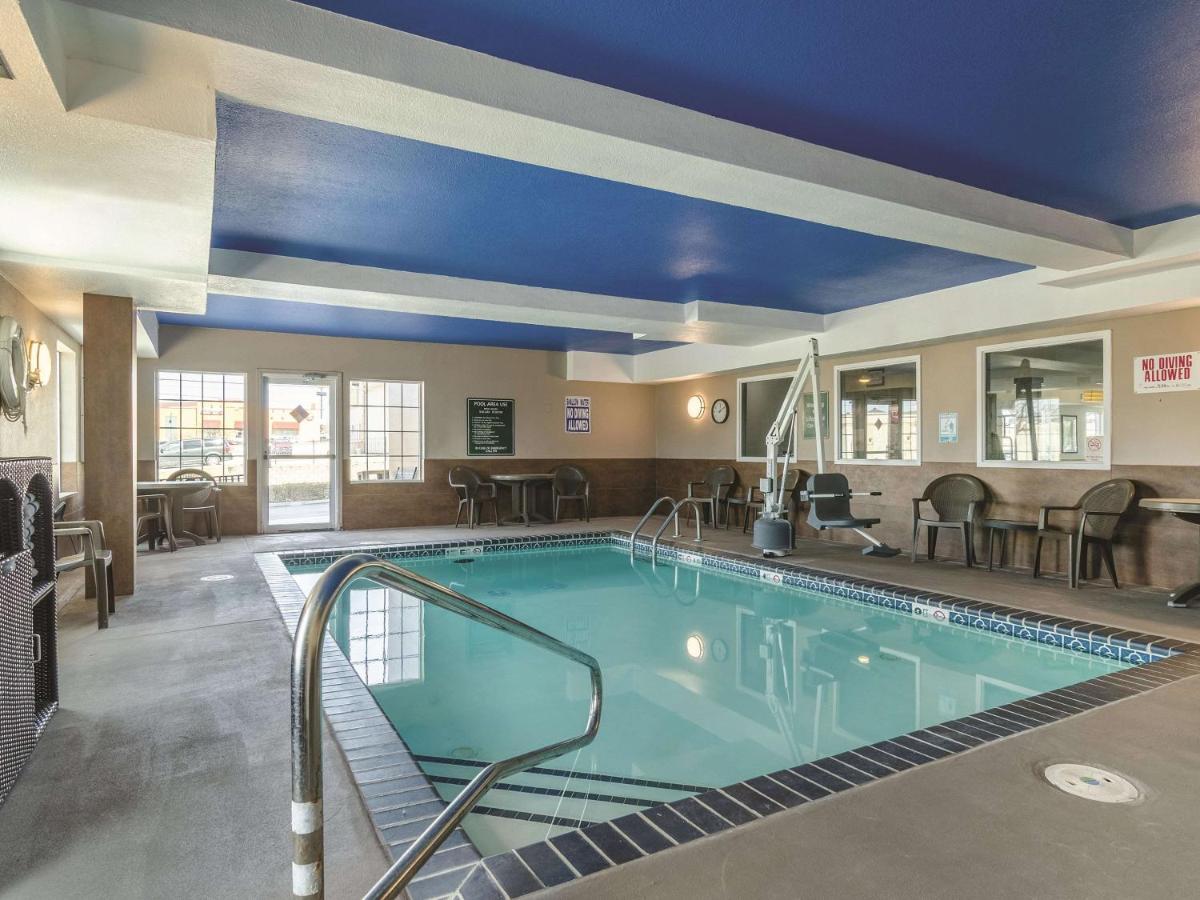 Heated swimming pool: La Quinta by Wyndham Kansas City Airport