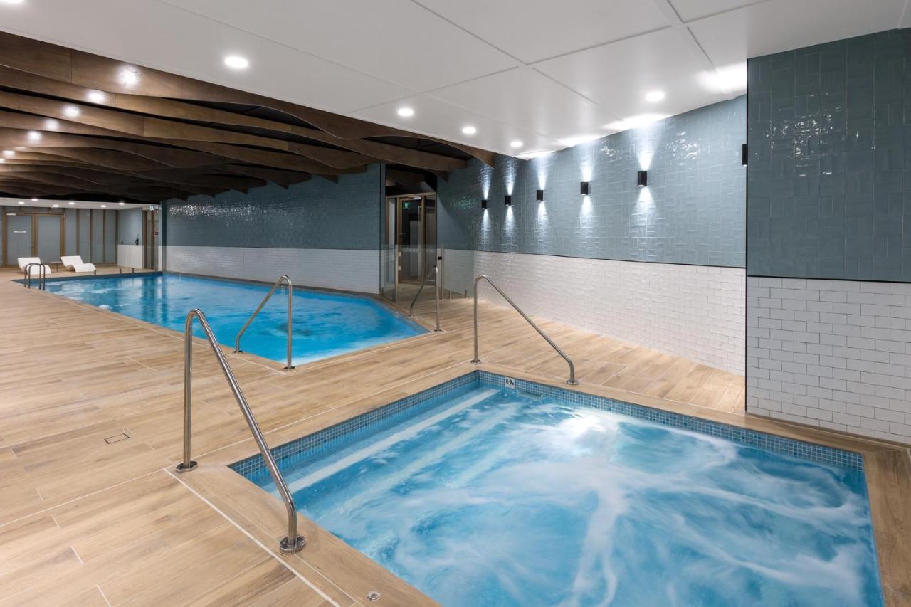 Heated swimming pool: Meriton Suites Sussex Street, Sydney