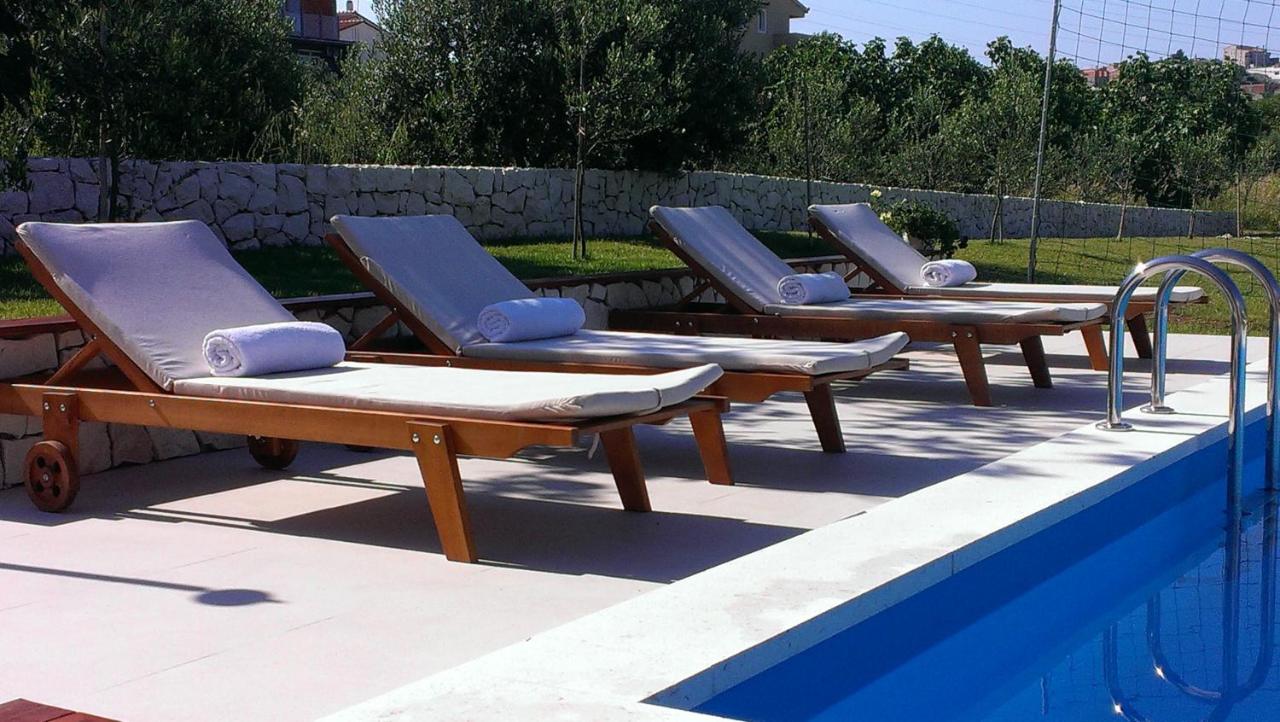 Heated swimming pool: Luxury Villa Luminosa