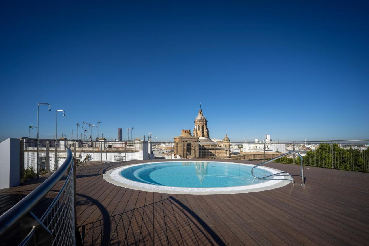 Rooftop swimming pool: abba Sevilla