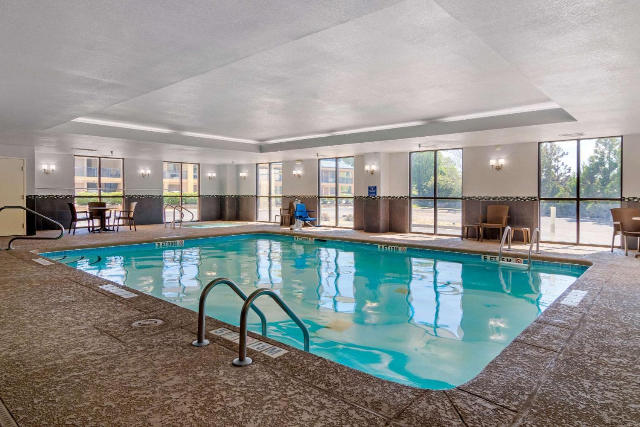 Heated swimming pool: Comfort Suites Byron Warner Robins