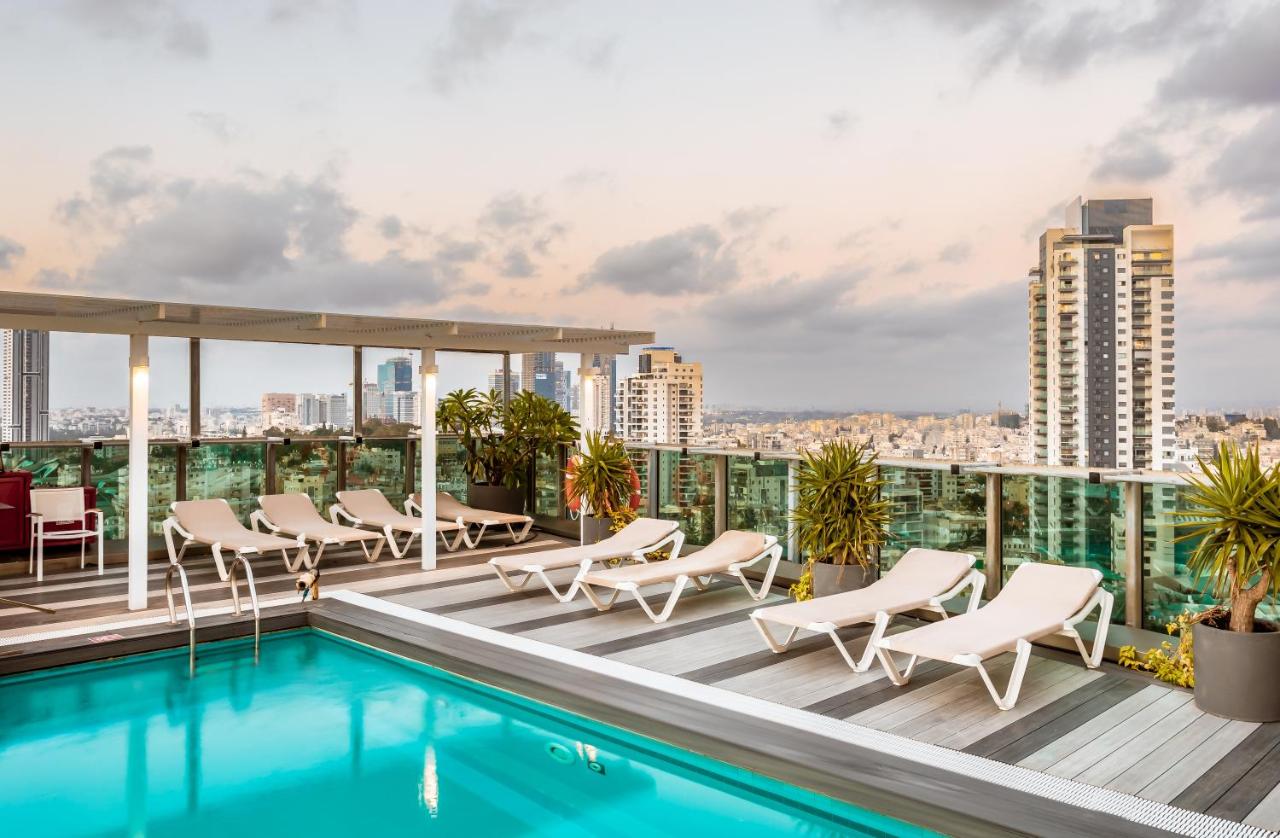 Rooftop swimming pool: Ramada Ramat Gan