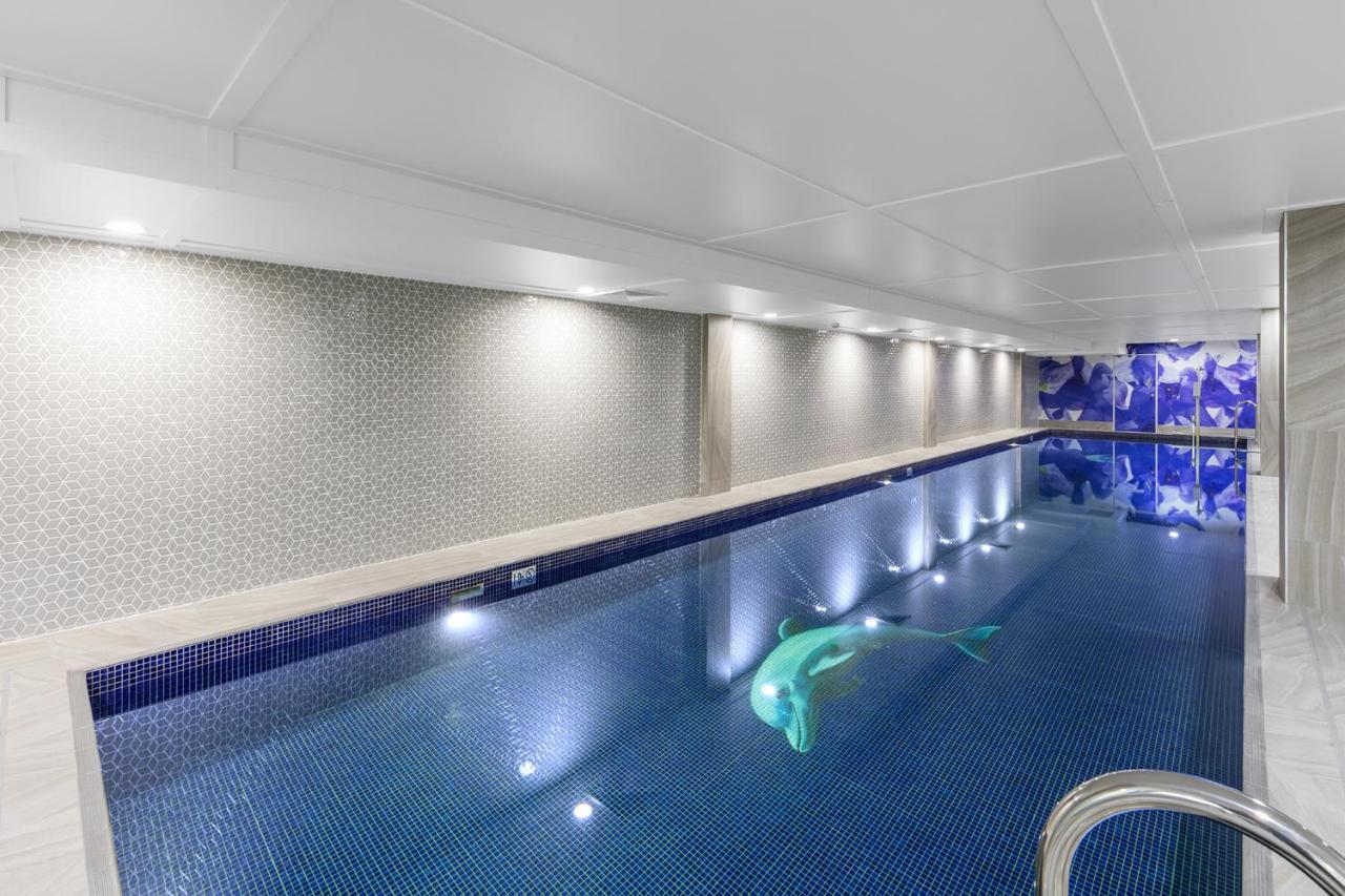 Heated swimming pool: Meriton Suites North Sydney