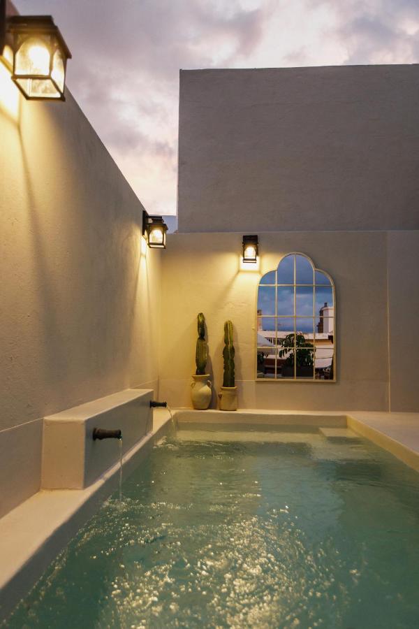 Rooftop swimming pool: La Colonial Suites Apartamentos de Lujo