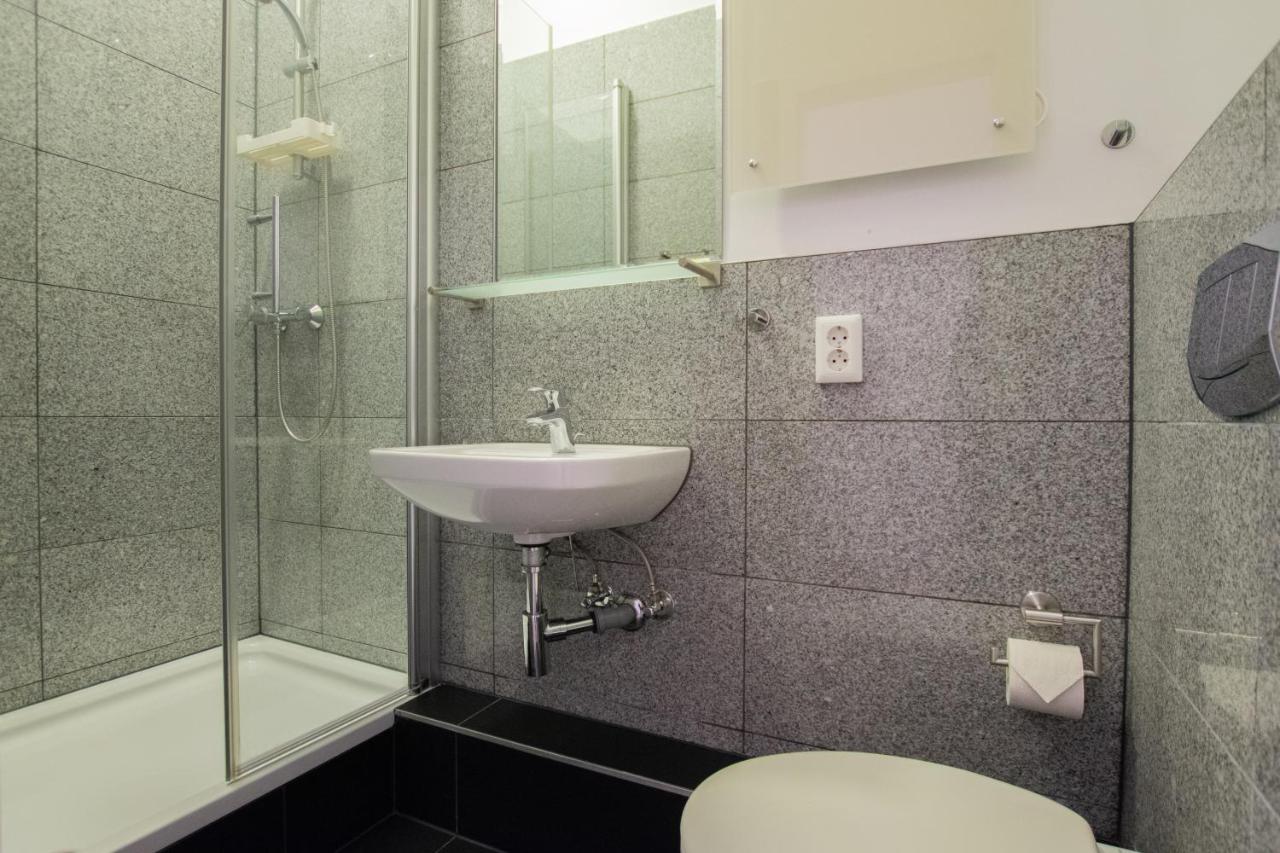 Tolstov Apartments - 1 or 3 Room Apartments - 20 Min Messe DUS and Old Town DUS