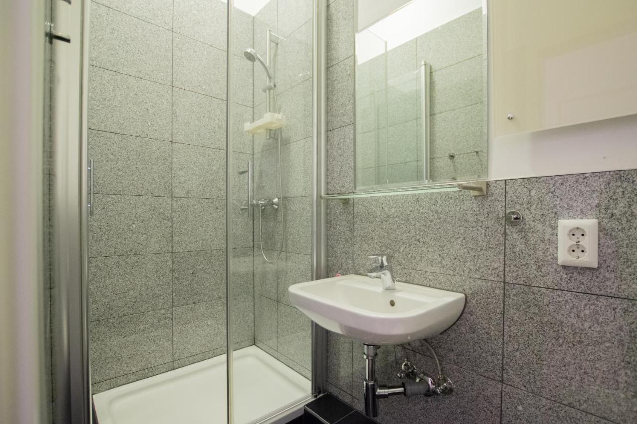 Tolstov Apartments - 1 or 3 Room Apartments - 20 Min Messe DUS and Old Town DUS