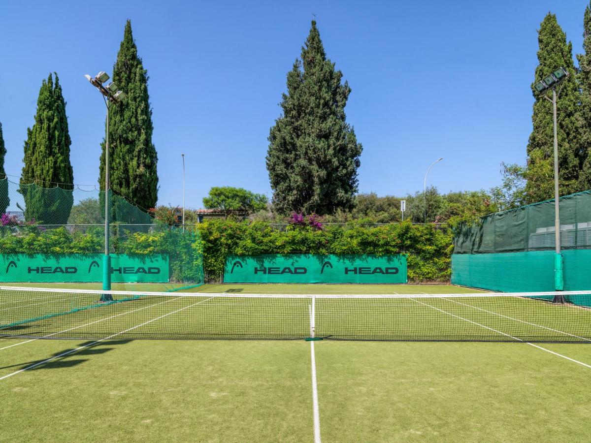 Tennis court: Coral Beach Hotel & Resort Cyprus