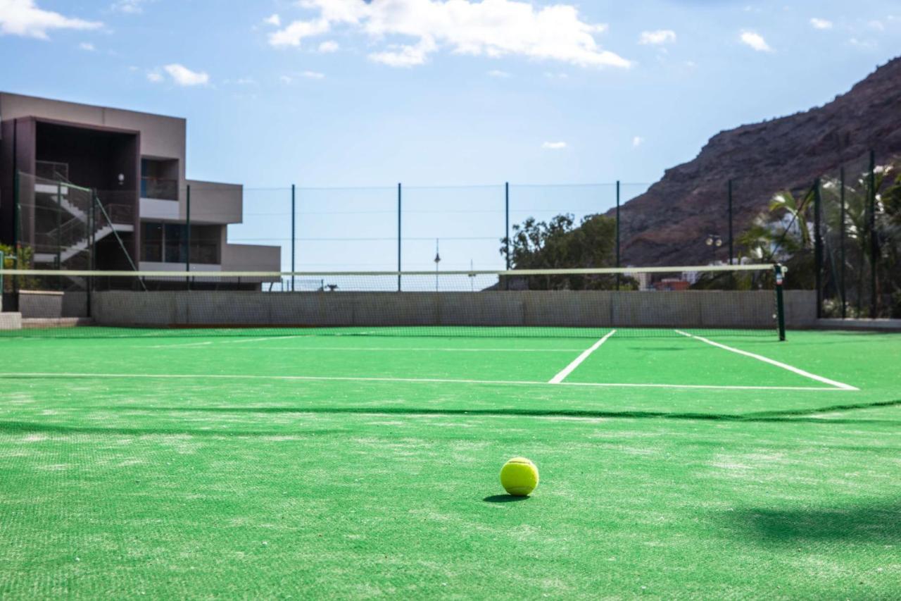 Tennis court: Radisson Blu Resort & Spa, Gran Canaria Mogan