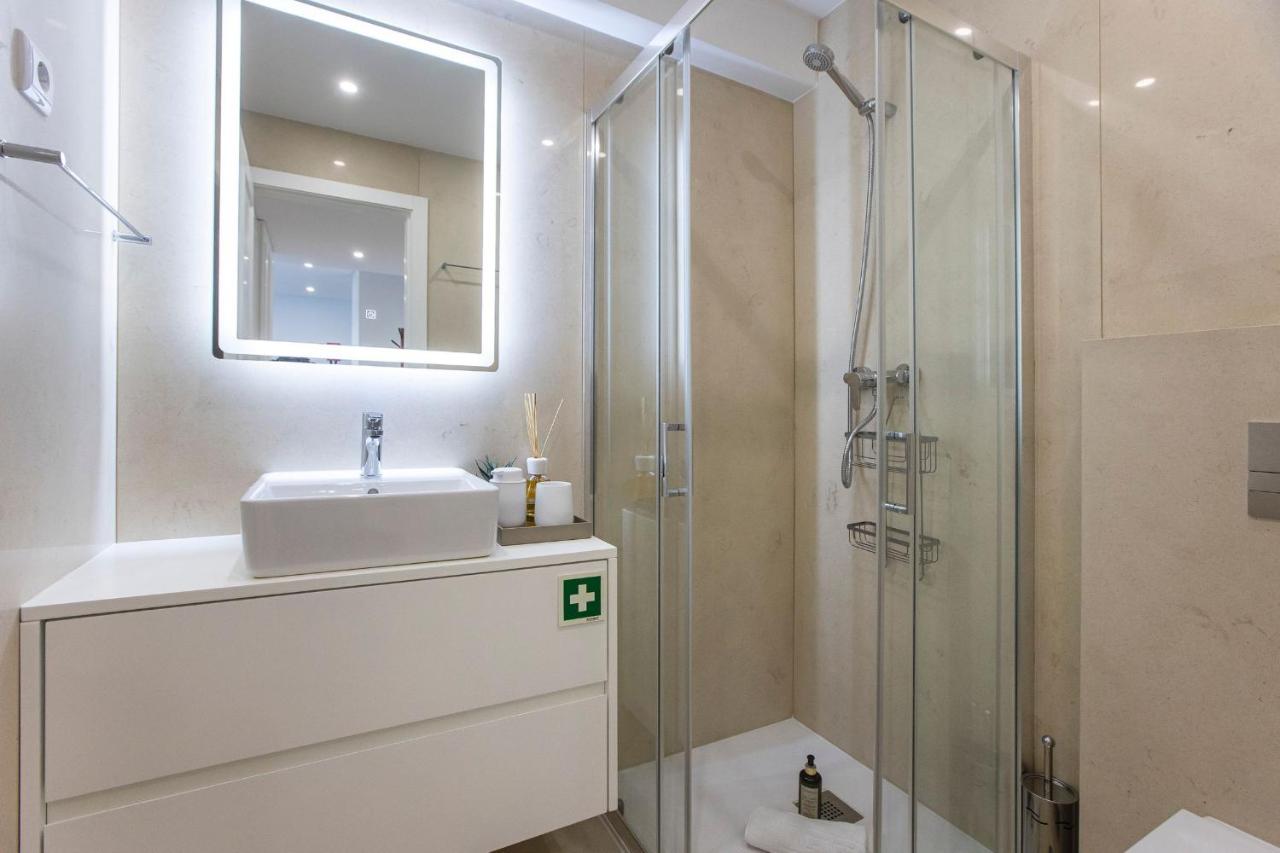 City Center 2BR Flat w/ AC by LovelyStay - 3