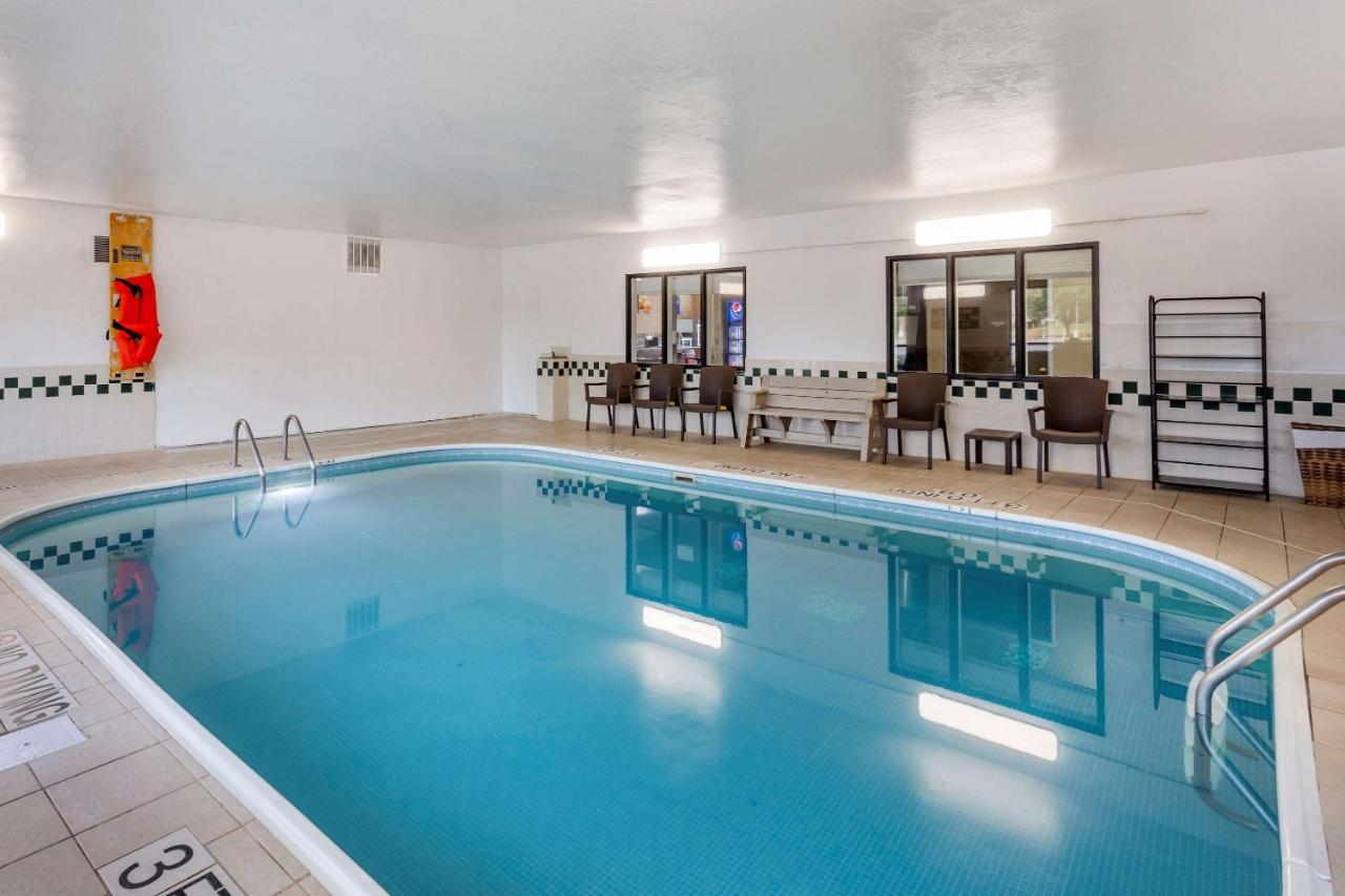 Heated swimming pool: Comfort Inn Rockford near Casino District