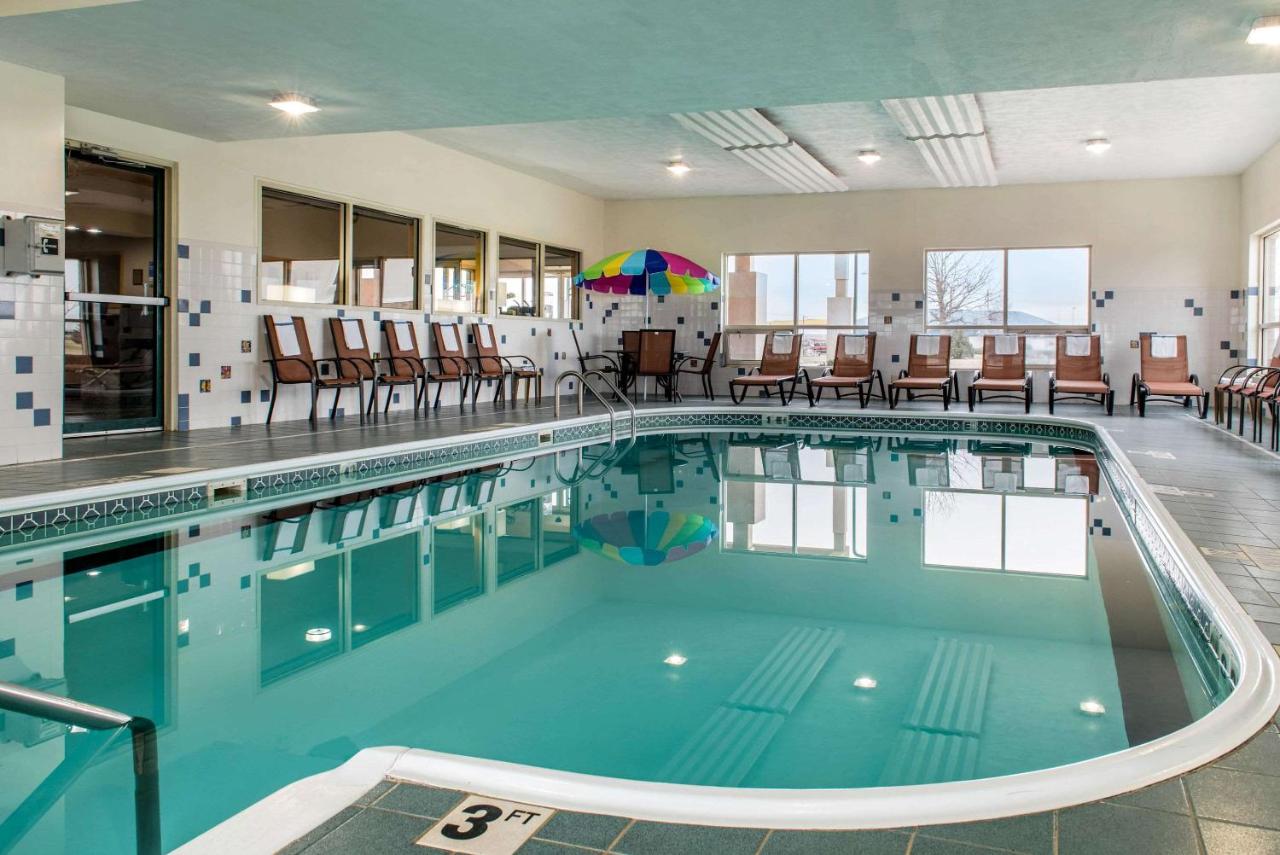 Heated swimming pool: Quality Inn Jacksonville near I-72