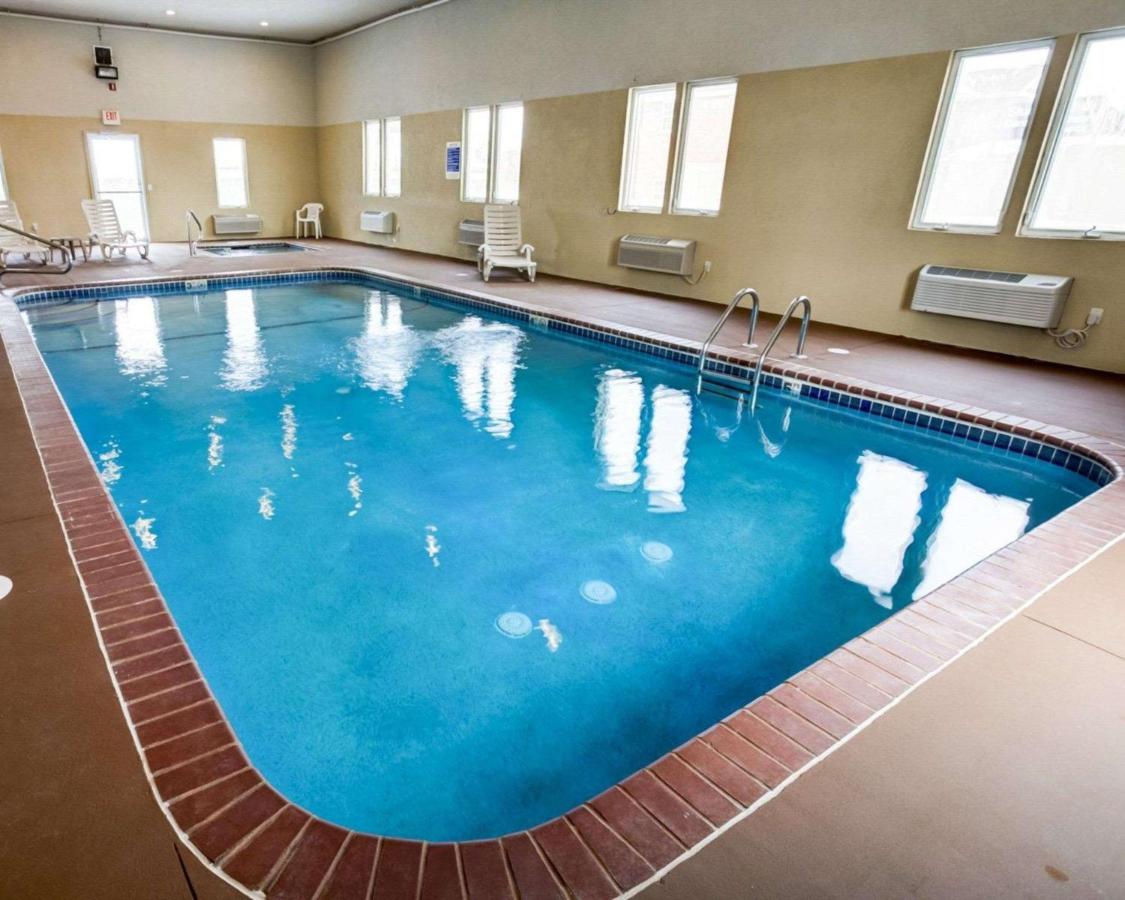 Heated swimming pool: Comfort Inn Kearney - Liberty