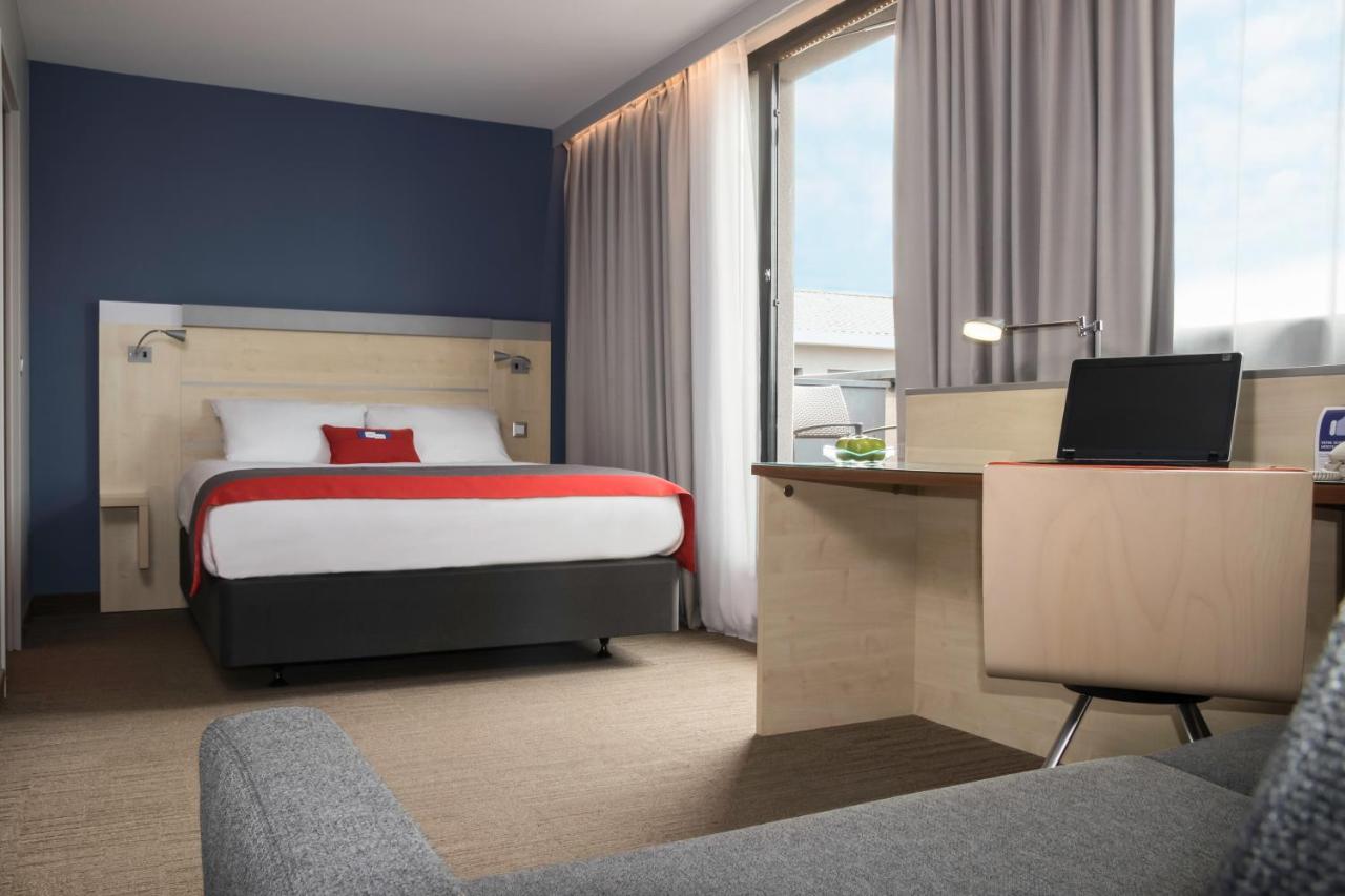 Holiday Inn Express TOULOUSE AIRPORT - Laterooms