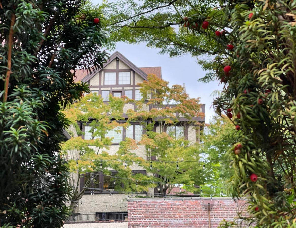 {{ hotelInfo.altText }}