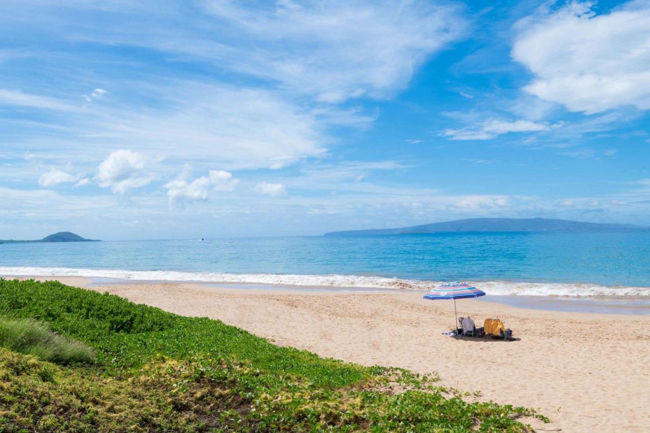 Beach: Days Inn by Wyndham Maui Oceanfront